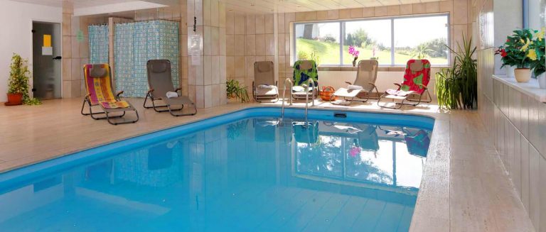 haus-am-berg-wellnesshotel-hallenbad-bayerischer-wald