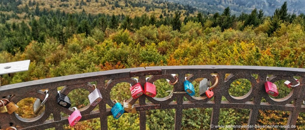 Vorhängeschlösser am Geländer vom Hirschenstein Aussichtsturm Rundweg zum Hirschenstein Aussichtsturm in Niederbayern