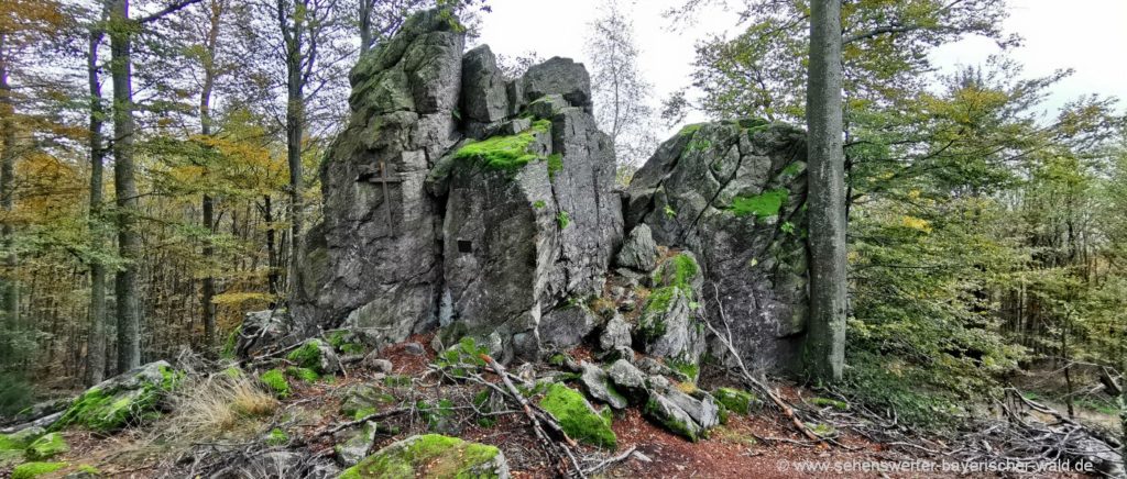 Wanderziel vom Rundwanderweg zum Hirschenstein das Gipfelkreuz am Felsen auf dem Gipfelplateau Wanderweg Mühlgrabenweg und Rundweg Hirschenstein Schwarzach