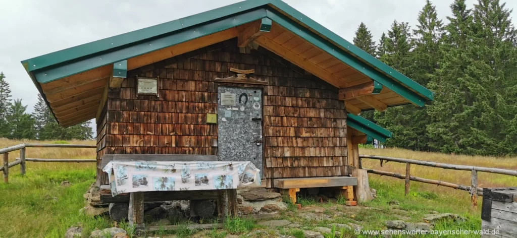 Hütte auf der Almwiese am Hochzellschachten Arber Wanderung