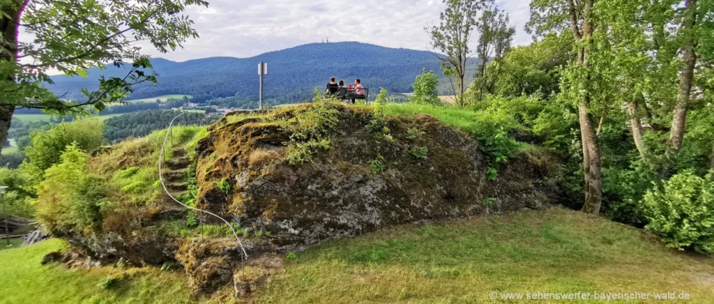 Sehenswürdigkeit Wachtstein mit Aussichtsbank Aussichtspunkt am Bankerlweg Hohenwarth