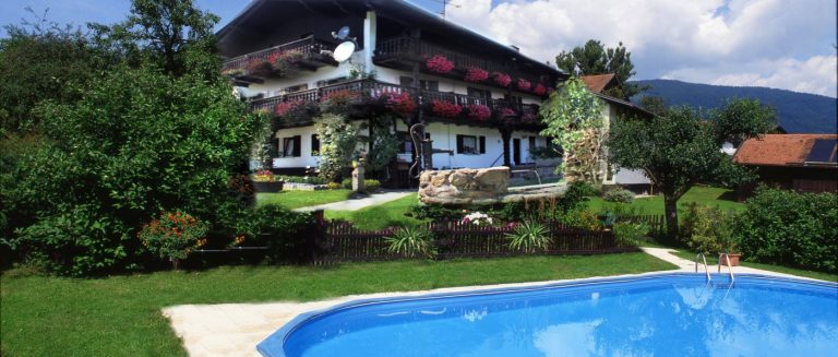 niederbayern-pension-lallinger-winkel-ferienwohnungen-zimmer-swimming-pool