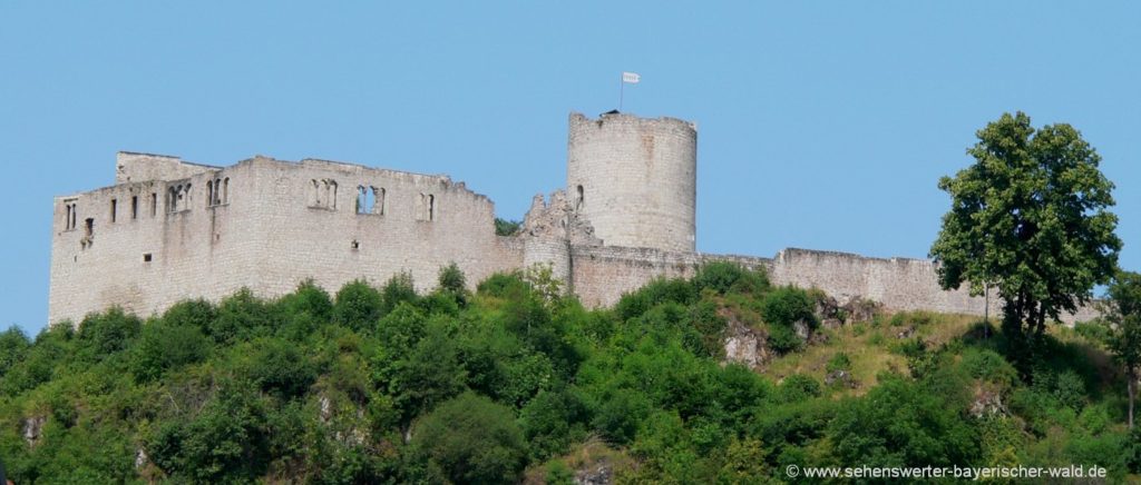 Burgruine Kallmünz auf einem Hügel oberhalb vom Künstlerdorf an der Naab Freizeit Aktivitäten in Kallmünz und Umgebung Wandern zur Ruine