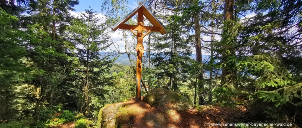 Runweg Burgstallweg Kollnburg mit Liebesfelsen Wanderung am Burgstallweg Kollnburg zum Liebesfelsen mit Kreuz