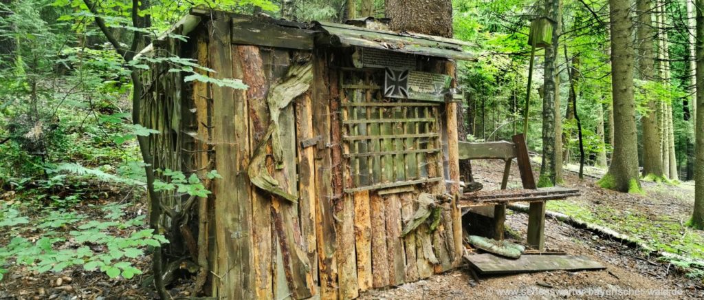 Konzell Rundweg zum Gallner Gipfel Kreuz Hütte im Wald