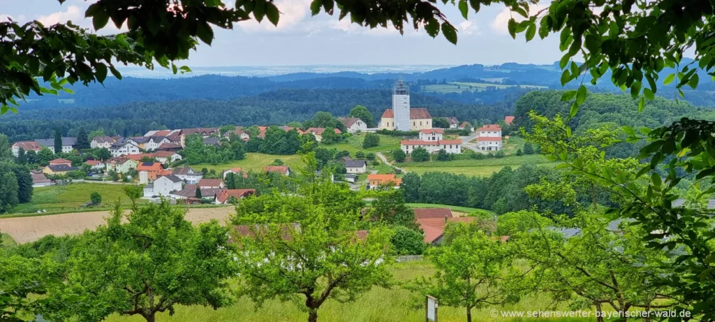 Wanderung zum Guntherstein - Blick auf Lalling mit St. Stephanus Kirche