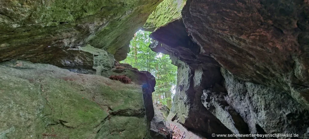 Wandern zum Gipfelkreuz Zeckenstein Lalling & Flugzeugabsturz Kreuze am Leitenbichel