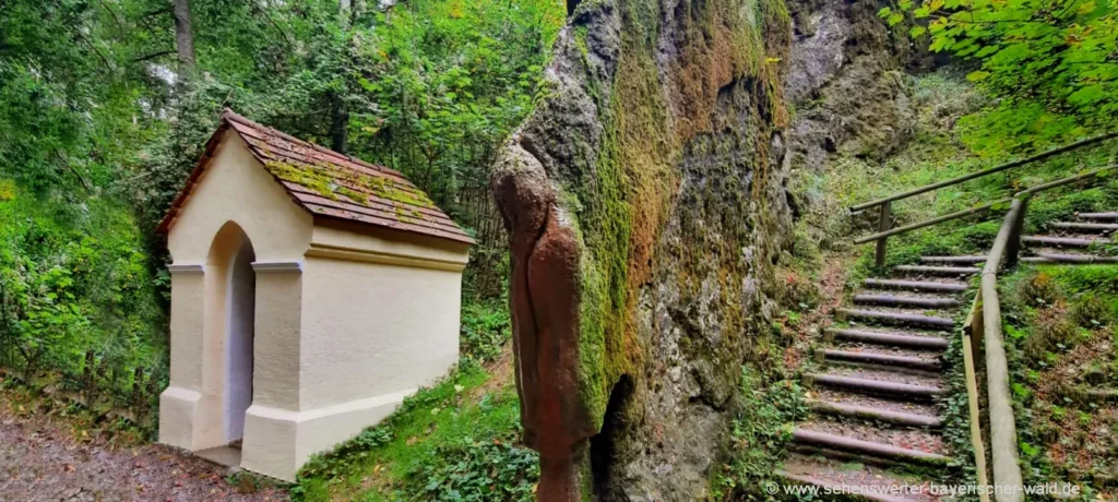 Wachsender Felsen von Usterling Wanderung bei Landau an der Isar