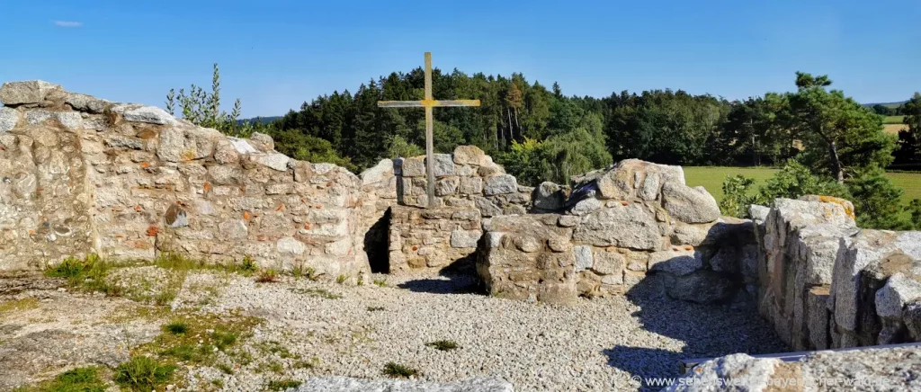 Ruinen der Burg Liebenstein bei Tirschenreuth Gipfelkreuz Burgruine Liebenstein in Plößberg Burg bei Tirschenreuth