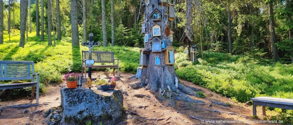 Hansl-Kreuz bei Lindberg Das Hansl-Kreuz bei Lindberg, ein kleiner Wallfahrtsort im Wald