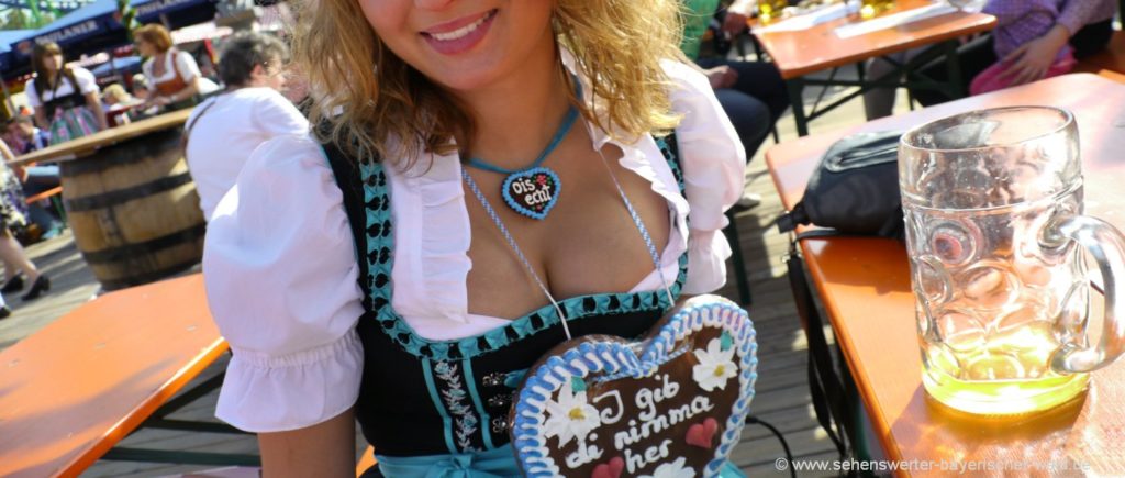 München Oktoberfest Attraktionen Mädels, Dirndl, Holz vor da Hütten, Bierkrug