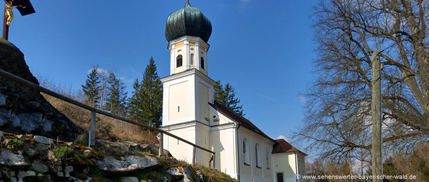 Wallfahrtskirchlein bei Rattenberg - Ansicht von unten vom Parkplatz neurandsberg-wallfahrtskirche-rattenberg-bayerischer-wald