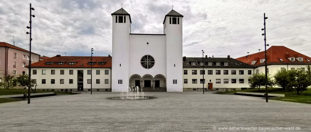 Highlights in Neutraubling - Sankt Michaelskirche mit Brunnen