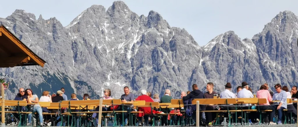 Gipfel Biergarten auf der Buchensteinwand Bergwandern in Österreich spontan möglich denn die Vignette ist sofort gültig