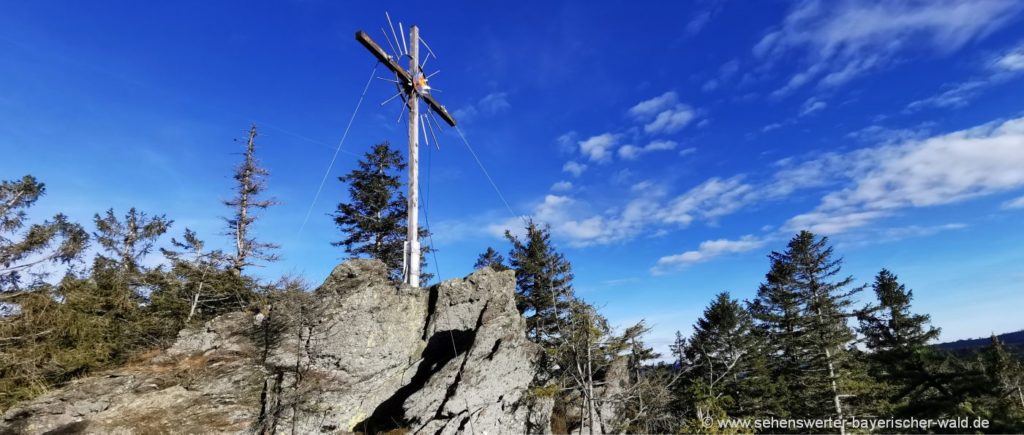 Huberkreuz am Huberriegel, etwas abseits vom Kammwanderweg Highlight der Osser Zwercheck Wanderung Huberkreuz am Huberriegel