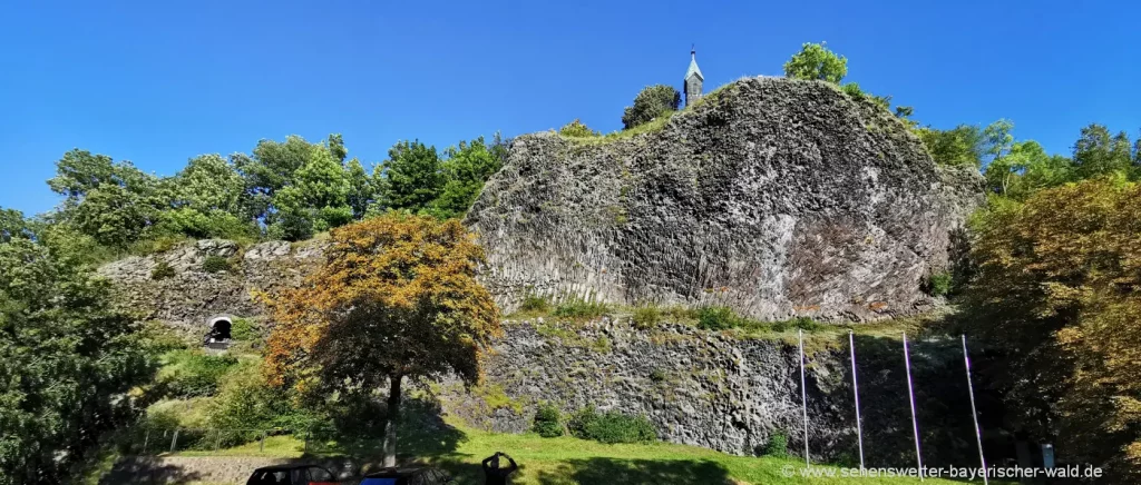 riesige Basaltwand in Parkstein Geotop am Vulkanberg