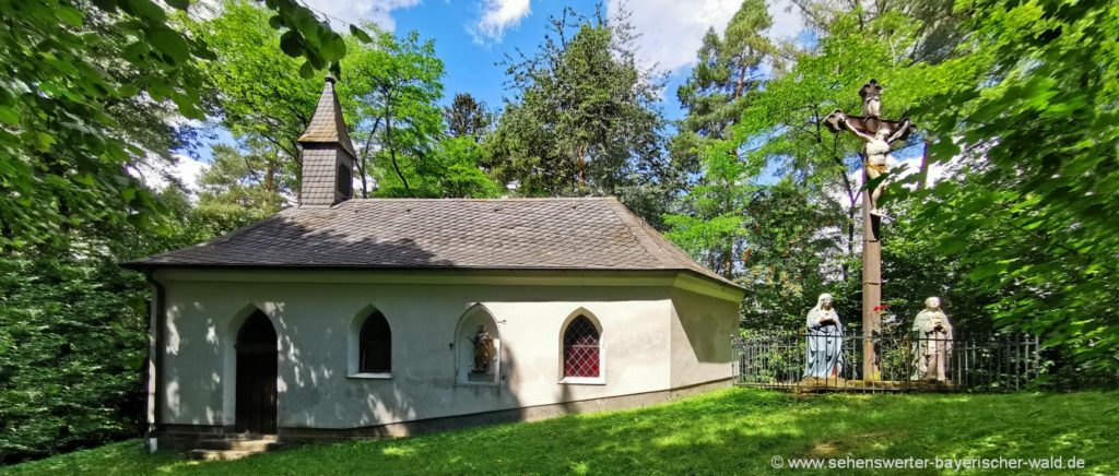 Kalvarienberg mit Kalvarienbergkirche bei Pemfling Kalvarienbergkirche - Wandern bei Pemfling zur Bärenhöhle und Kalvarienberg