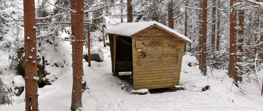 Unterstellhütte am Rabenberg nahe dem Aussichtspunkt ins Regental Wandern am Rabenberg Pemfling Unterstellhütte nahe Aussichtspunkt