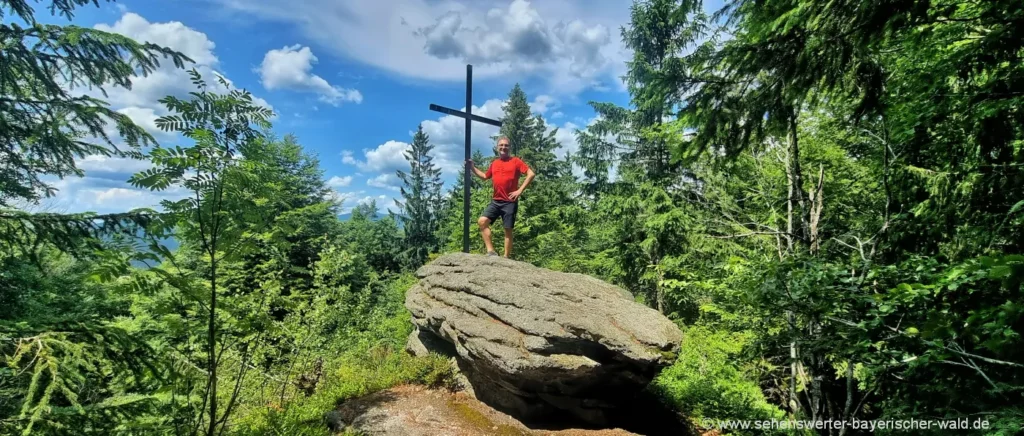 Wandern zum Schwarzkopf mit Gipfelkreuz am Grandelberg - Schönbuchetfelsen