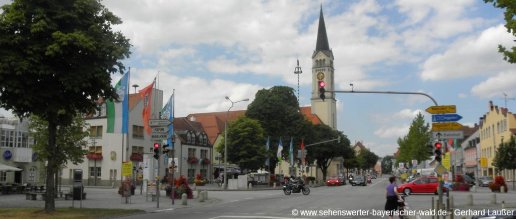 plattling-sehenswuerdigkeiten-stadtplatz-strassenkreuzung-kirche