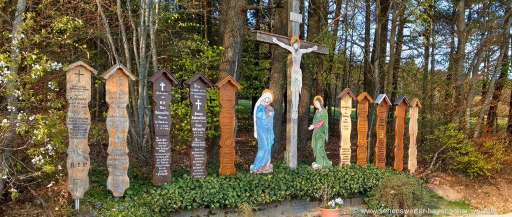 Totenbretter am Wanderweg um Ränkam ränkam-rundweg-furth-im-wald-wanderung-totenbretter