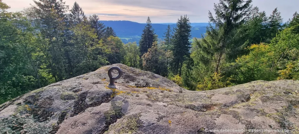 Aussichtspunkt Bernhardsnagel beim Kletterfelsen am Boxberg Gemeinde Rattenberg Wanderung zum Aussichtspunkt am Boxberg Kletterfelsen in der Gemeinde Rattenberg