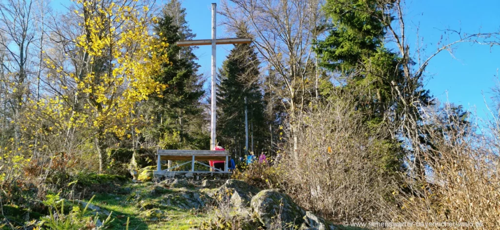 Wandern am Rattenberger Höhenweg zum Gipfelkreuz am Kramerschopf