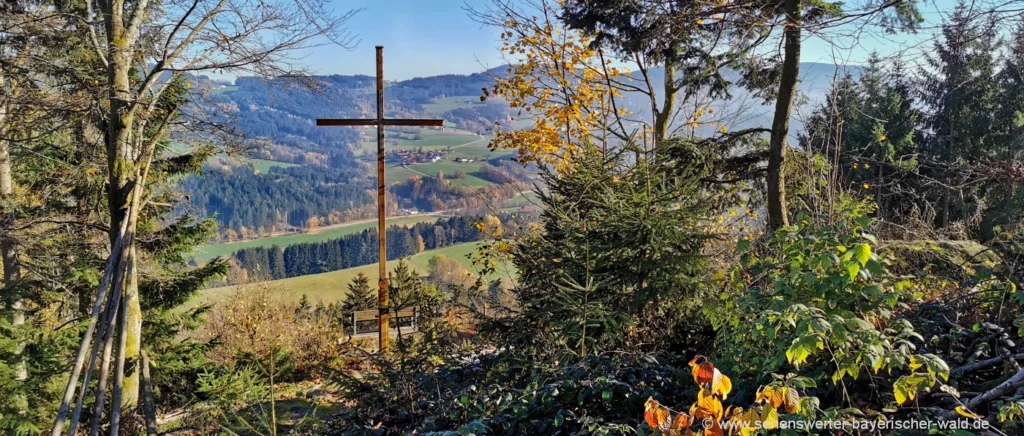 Rattenberg Wanderung zum Aussichtspunkt Kramerschopf mit Gipfelkreuz und Rastbank