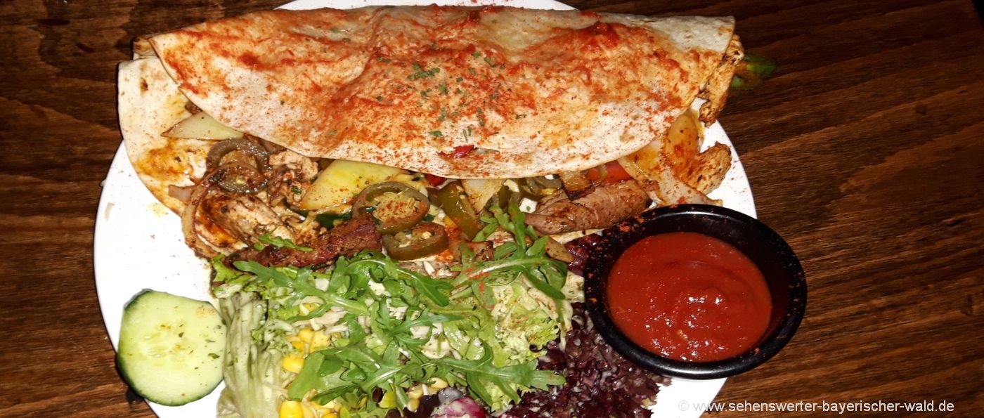 Mexikanisches Restaurant in Regensburg Altstadt am Haidplatz leckere Quesadas mit gebratenen Fleischstreifen, Gemüse, Ananas und Cheddarkäse dazu Salsasauce und Salatbeilage