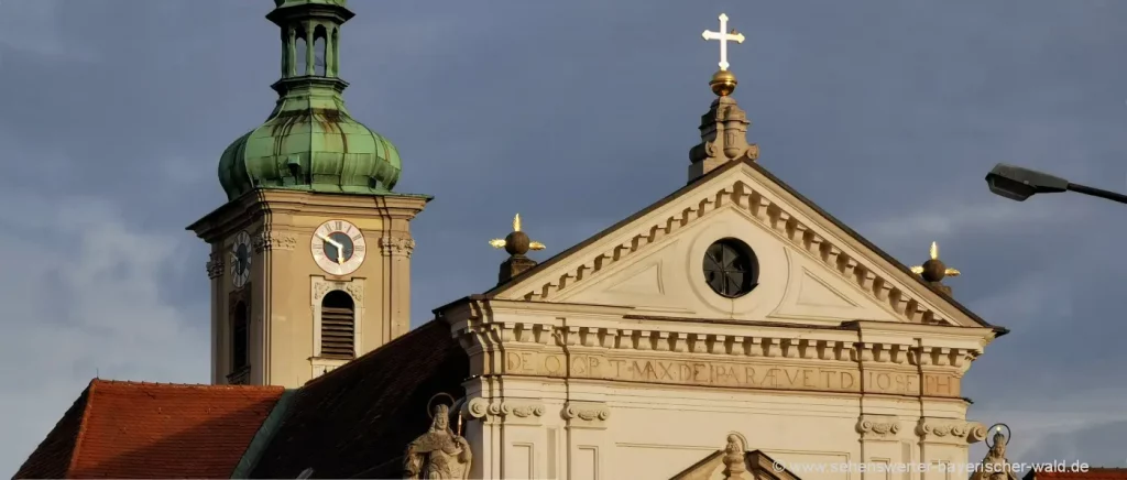 Ausflugsziele Regensburg Sehenswürdigkeiten Karmelitenkloster Turm Uhr