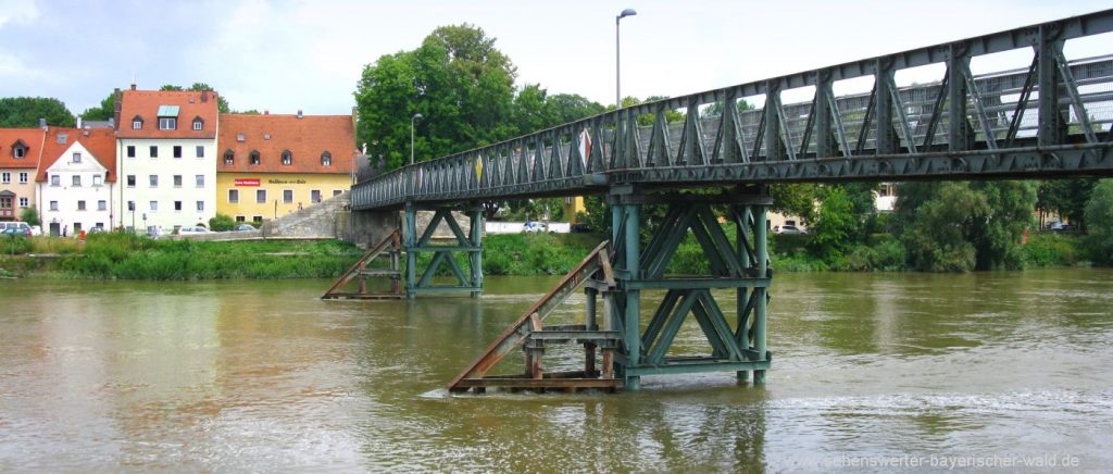 Wandern durch Regensburg entlang der Donau über den eisernen Steg