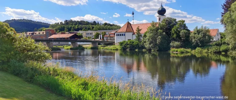 Chamerau am Regentalradweg Pfarrkirche und Brücke über den Regen Fluss