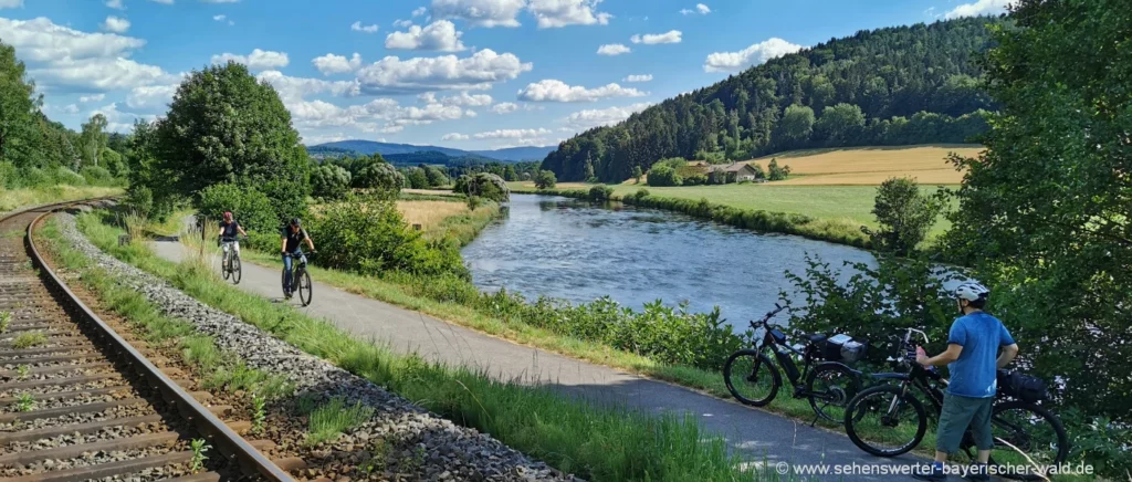 Regental Radweg ab Cham am Fluss entlang und Eisenbahnschienen