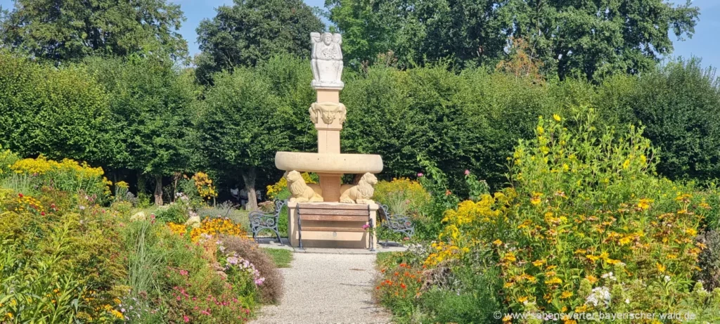 Sehenswürdigkeiten Herrengarten Stift Reichersberg mit Brunnen