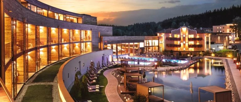 Reischlhof das Luxus Wellnesshotel Bayerischer Wald Infinity Aussenpool