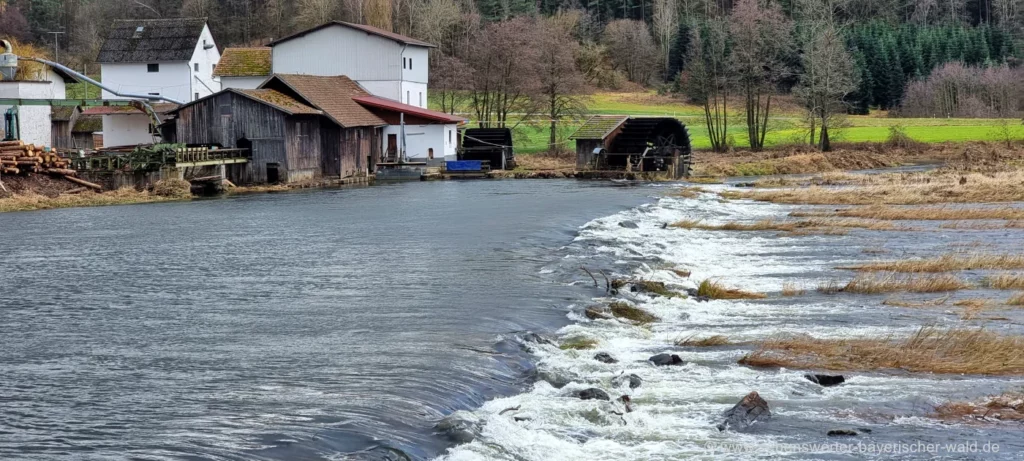 Wandern am Regen Zierer Mühle mit Wasserrad in Wiesing