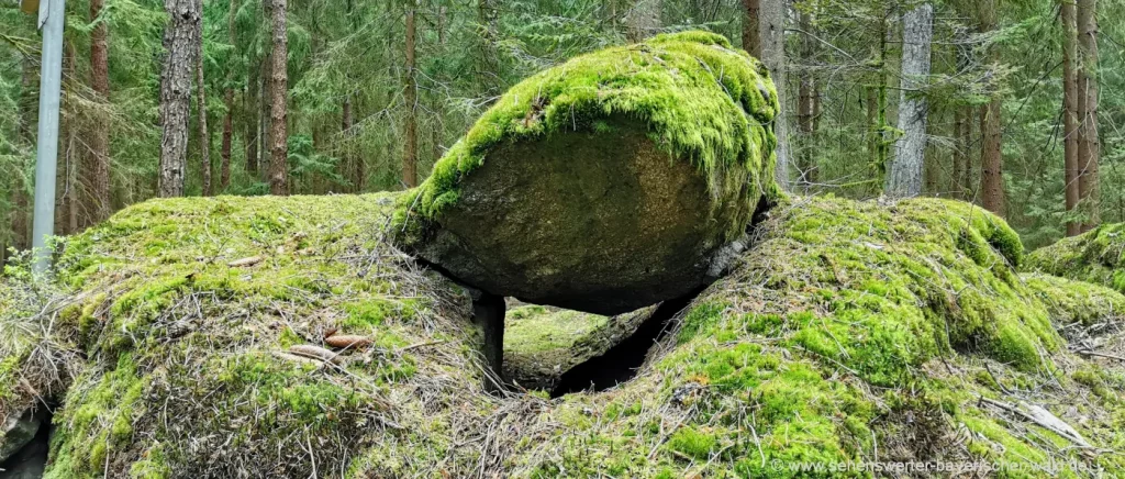 Wanderweg mit 4 Gipfel bei Rötz - sehenswertes Felsentor beim Gipfelfelsen am Kühberg