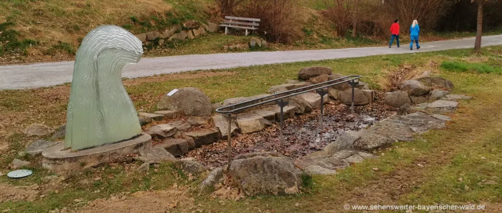 Kneippbecken am Kunstweg Ruderting an der Station Freude Glaskunst