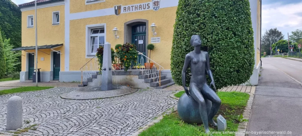 Attraktionen Ruhstorf an der Rott Skulptur am Rathaus