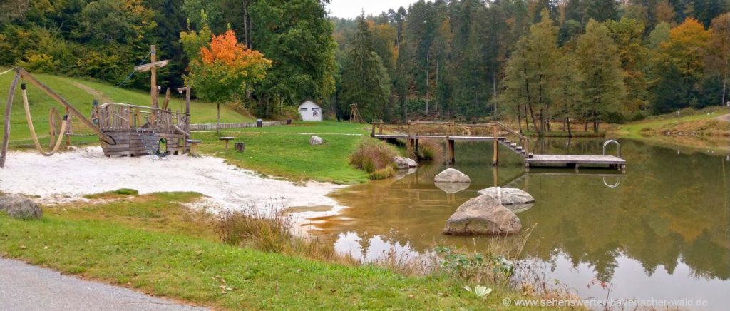 Der Naturbadesee Mühlweiher ist der Ausgangspunkt der Wanderung am Lehrpfad Ausgangspunkt Wandern am Waldlehrpfad in Saldenburg Rundweg