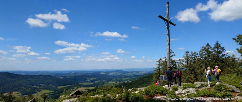 Aussichtspunkt Käsplatte mit Gipfelkreuz bei Sankt Englmar in Niederbayern