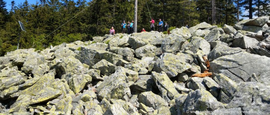 Wanderung zur Käsplatte bei St. Englmar dem Felsenmeer am Gipfel Sankt Englmar Wandern zur Käsplatte Felsenmeer & Gipfelkreuz