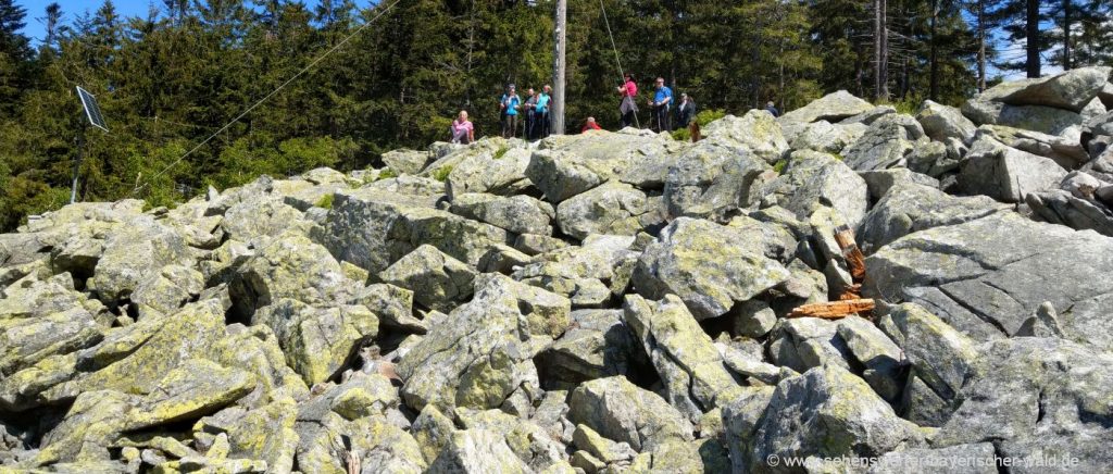 Sankt Englmar Wandern zur Käsplatte Felsenmeer & Gipfelkreuz