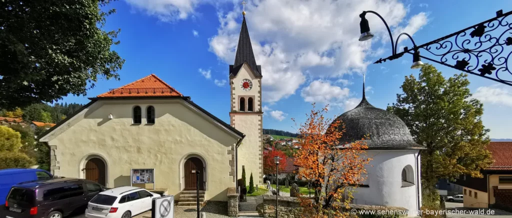 Highlights in St. Englmar die Pfarrkirche mit historischem Pfarrhaus und der ovalen Friedhofskapelle