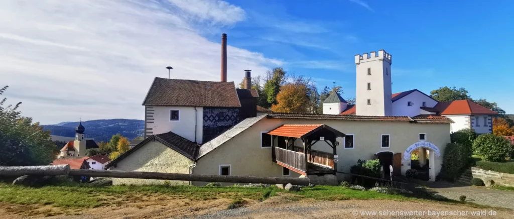 sehenswerter Schlossturm und Pfarrkirche Sattelpeilnstein am Wanderweg