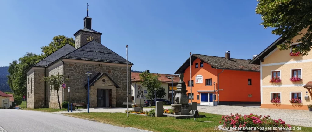 Ausflugsziele & Sehenswürdigkeiten in Schöfweg Marienplatz mit Pfarrkirche