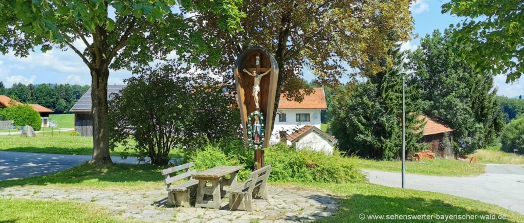  Ausflugstipps Schöfweg Rastplatz mit Kreuz in Freundorf