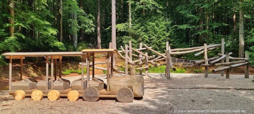 Waldspielgelände in Spiegelau Waldspielplatz in Spiegelau mit Klettergerüst und Holzlokomotive