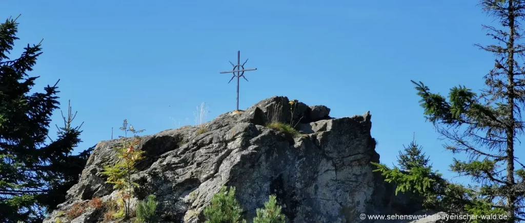 Wandern zum Gipfelkreuz am Scheuereck Felsformation am oberen Ende vom Jährlingsschachten mit Gipfelkreuz Scheuereck