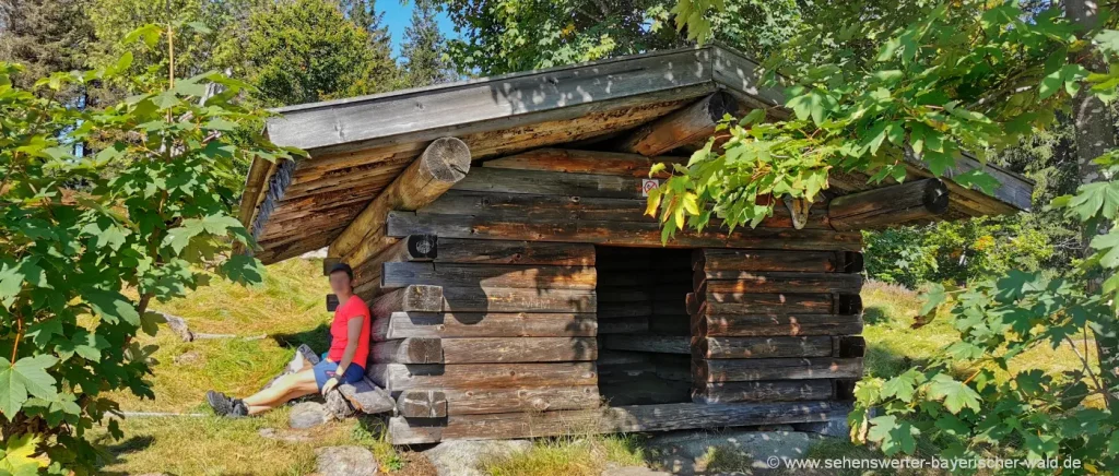 Hütterhütte unterhalb vom Scheuereck Gipfelkreuz Wanderung am Scheuereckberg - Hütterhütte am Jährlingsschachten